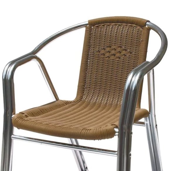 Silla de aluminio con rattan clolor crema para terrazas de hostelería