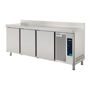 Mesa Refrigerada Gastronorm Serie 600×400 3 Puertas Opacas 2 Estantes 440 Litros MPP-200 HC Edenox