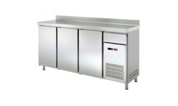 Mesas frias em frente ao balcão refrigerado